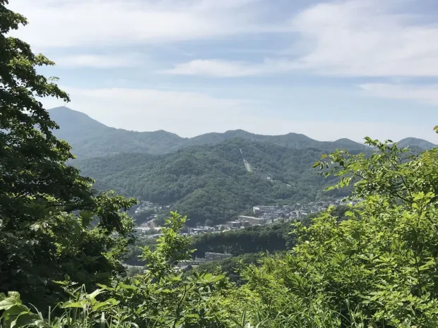 正面のジャンプ競技場？と思ったけど違った。なんだあれ・・・？