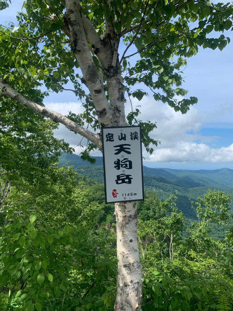 奥にも山頂標識
